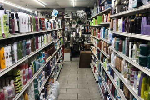 Propiedad comercial en venta en Miami Gardens, Florida № 2031549 - foto 11