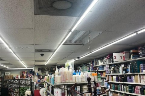 Propiedad comercial en venta en Miami Gardens, Florida № 2031549 - foto 17