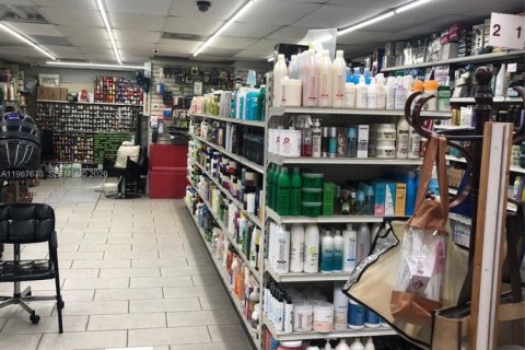 Propiedad comercial en venta en Miami Gardens, Florida № 2031549 - foto 9