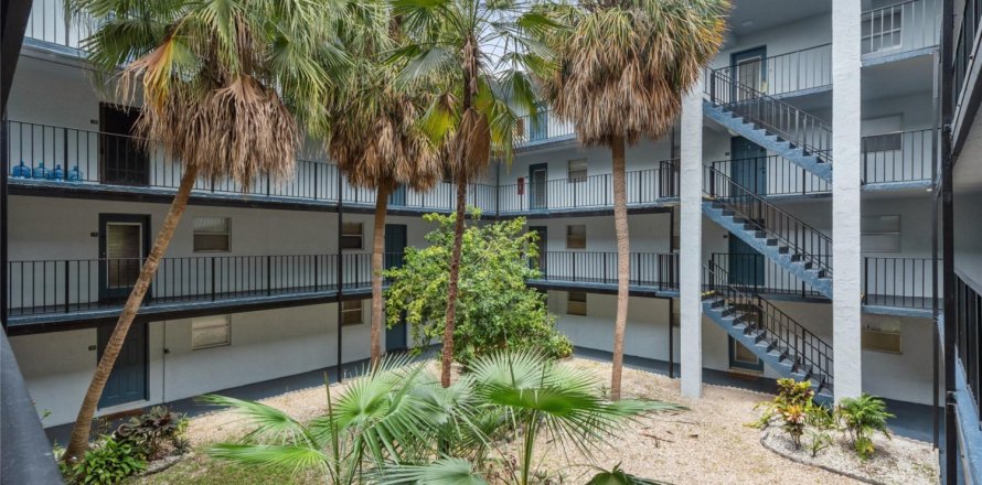 Condo in Lauderdale Lakes, Florida, 1 bedroom № 984211