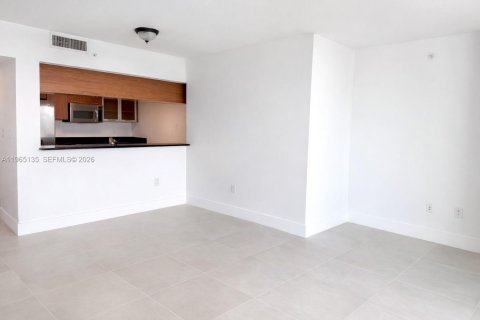 Condo in Miami, Florida, 1 bedroom  № 2026901 - photo 6