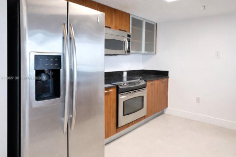 Condo in Miami, Florida, 1 bedroom  № 2026901 - photo 3