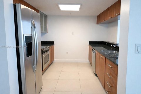 Condo in Miami, Florida, 1 bedroom  № 2026901 - photo 2