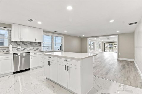 Villa ou maison à vendre à New Port Richey, Floride: 3 chambres, 171.59 m2 № 2210135 - photo 15