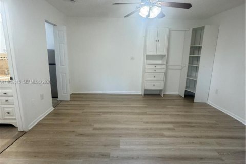 Immobilier commercial à louer à Homestead, Floride: 23.23 m2 № 1996596 - photo 3