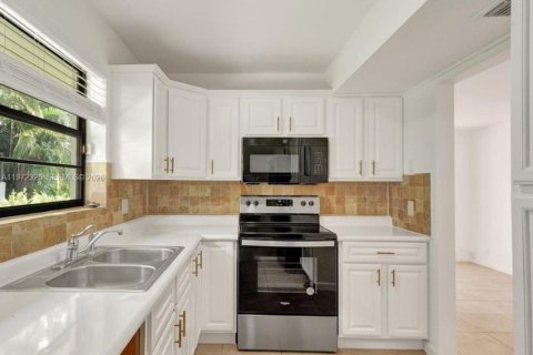 Снять в аренду таунхаус в Пемброк-Пайнс, Флорида 4 спальни, 150.13м2, № 2040389 - фото 2