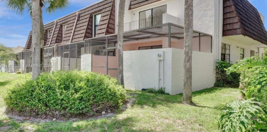 Таунхаус в Пемброк-Пайнс, Флорида 4 спальни, 150.13м2 № 2040389