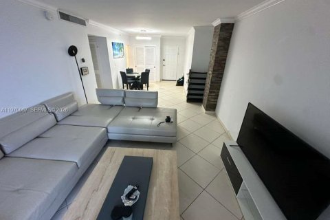 Condo in Hollywood, Florida, 1 bedroom  № 2035904 - photo 2