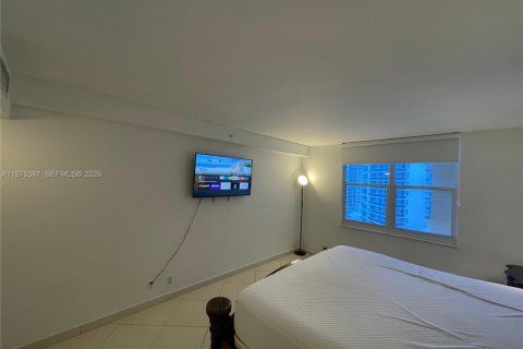 Condo in Hollywood, Florida, 1 bedroom  № 2035904 - photo 3