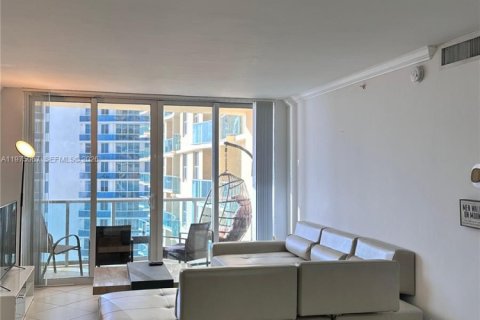 Condo in Hollywood, Florida, 1 bedroom  № 2035904 - photo 12