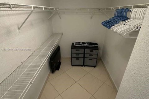 Condo in Hollywood, Florida, 1 bedroom  № 2035904 - photo 13