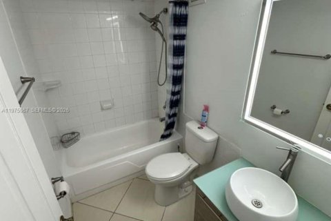 Condo in Hollywood, Florida, 1 bedroom  № 2035904 - photo 5