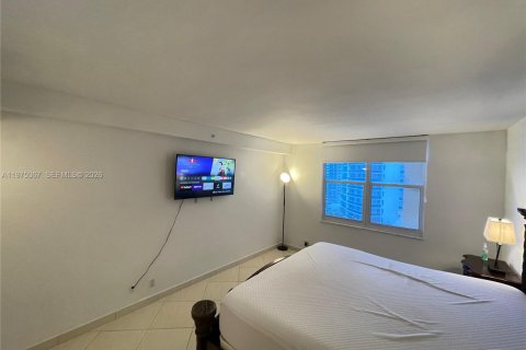 Condo in Hollywood, Florida, 1 bedroom  № 2035904 - photo 9