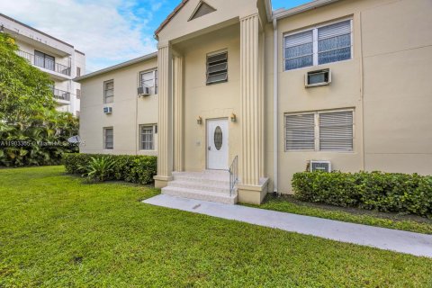 Apartment in Coral Gables, Florida 2 bedrooms, 82.13 sq.m. № 1955176 - photo 1