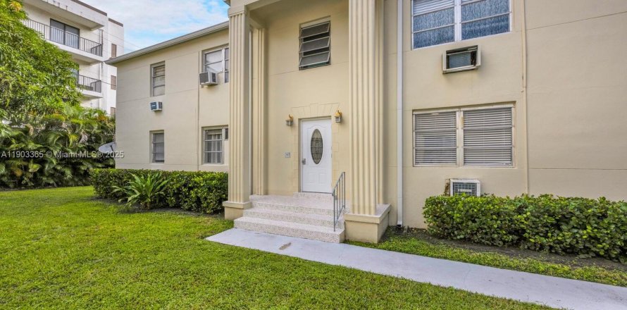 Apartment in Coral Gables, Florida 2 bedrooms, 82.13 sq.m. № 1955176