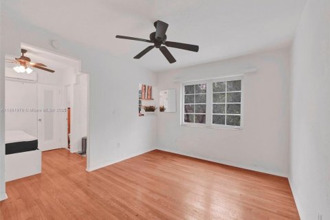 Снять в аренду кондоминиум в Майами-Бич, Флорида 33.82м2, № 1945196 - фото 1