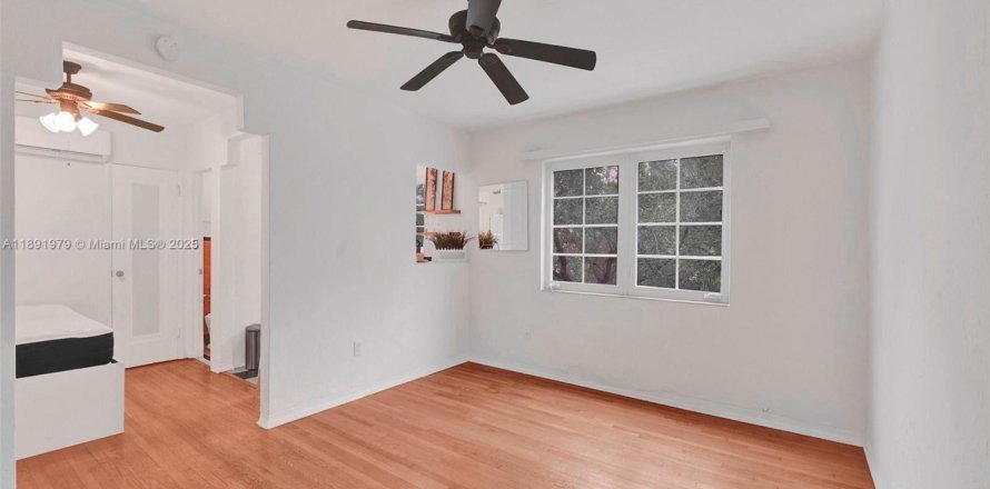 Студия в кондо в Майами-Бич, Флорида № 1945196