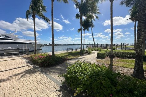 Commercial property in Naples, Florida № 1939862 - photo 2