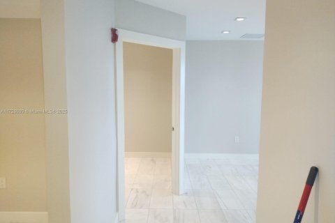 Commercial property in Naples, Florida № 1939862 - photo 28