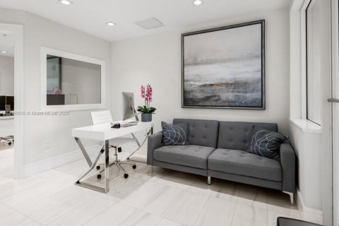 Commercial property in Naples, Florida № 1939862 - photo 16