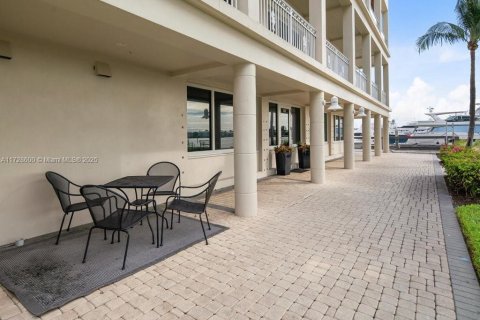 Commercial property in Naples, Florida № 1939862 - photo 8