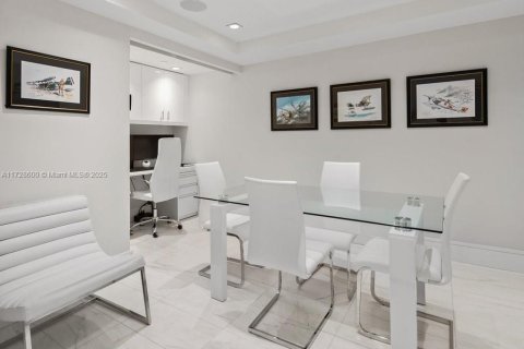 Commercial property in Naples, Florida № 1939862 - photo 12