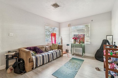 House in Saint Petersburg, Florida 2 bedrooms, 107.02 sq.m. № 2204125 - photo 9