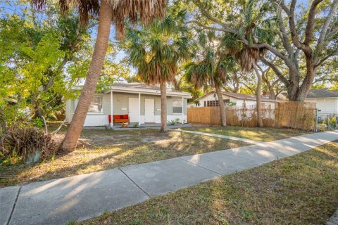 House in Saint Petersburg, Florida 2 bedrooms, 107.02 sq.m. № 2204125 - photo 4