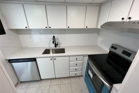 Condo in Miami Beach, Florida, 1 bedroom  № 2081598 - photo 8