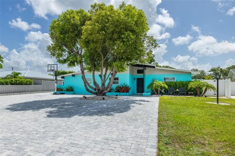House in Bradenton, Florida 3 bedrooms, 141.68 sq.m. № 2201132