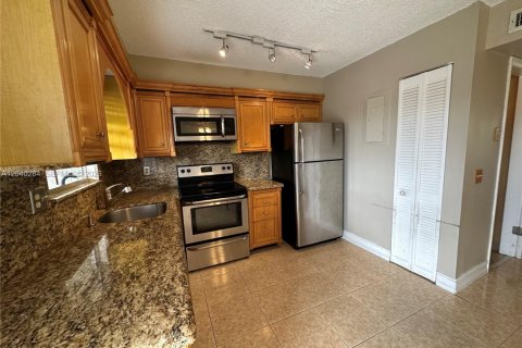 Condo in Deerfield Beach, Florida, 2 bedrooms  № 2086624 - photo 9