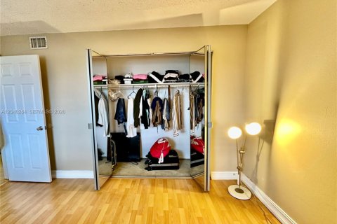 Condo in Deerfield Beach, Florida, 2 bedrooms  № 2086624 - photo 8