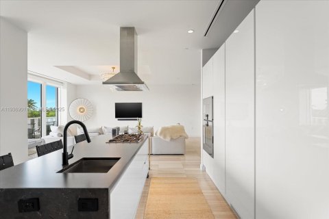 Condominio en venta en Miami Beach, Florida, 1 dormitorio, 182.92 m2 № 1994781 - foto 13