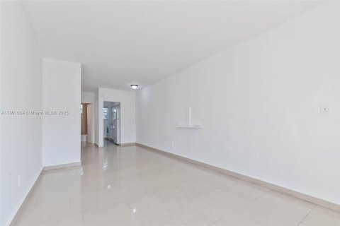 Снять в аренду квартиру в Майами-Бич, Флорида 41.81м2, № 1952231 - фото 2