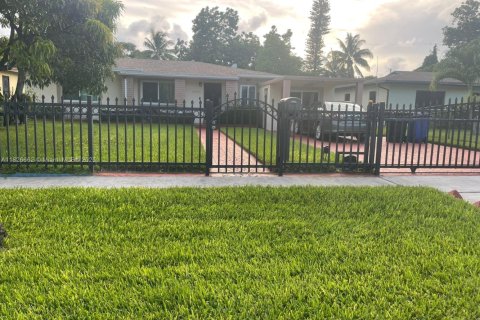 Casa en venta en North Miami Beach, Florida, 3 dormitorios, 142.14 m2 № 1807034 - foto 2