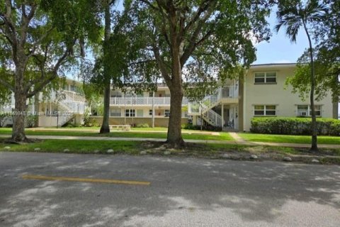 Condominio en alquiler en Hollywood, Florida, 1 dormitorio, 62.24 m2 № 1897813 - foto 2