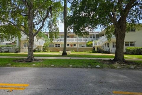 Condominio en alquiler en Hollywood, Florida, 1 dormitorio, 62.24 m2 № 1897813 - foto 1