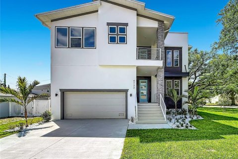 House in Tampa, Florida 4 bedrooms, 307.13 sq.m. № 2266437
