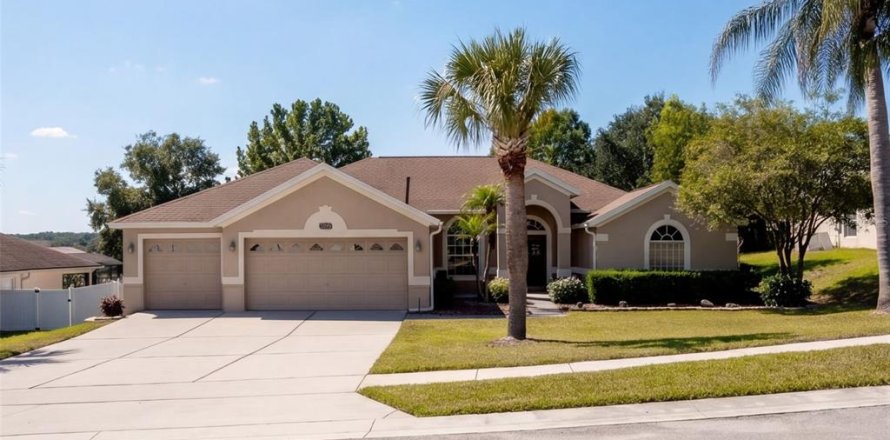 House in Clermont, Florida 4 bedrooms, 251.49 sq.m. № 2420024