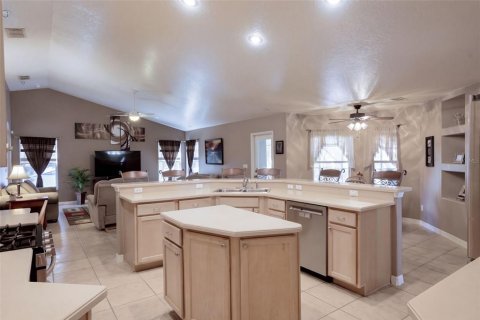 House in Clermont, Florida 4 bedrooms, 251.49 sq.m. № 2420024 - photo 10