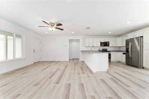 House in Silver Springs Shores, Florida 3 bedrooms, 116.22 sq.m. № 2206416 - photo 7
