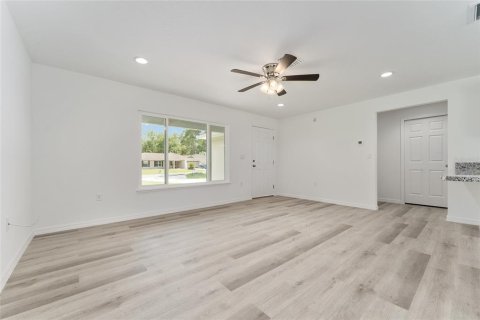 House in Silver Springs Shores, Florida 3 bedrooms, 116.22 sq.m. № 2206416 - photo 8