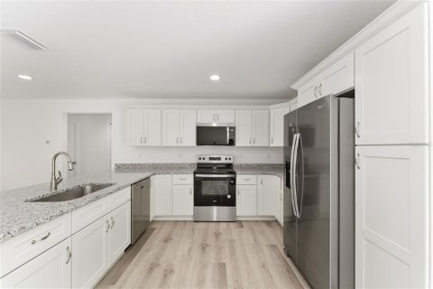 House in Silver Springs Shores, Florida 3 bedrooms, 116.22 sq.m. № 2206416 - photo 12