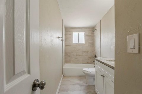 House in Saint Petersburg, Florida 3 bedrooms, 93.09 sq.m. № 1677571 - photo 12