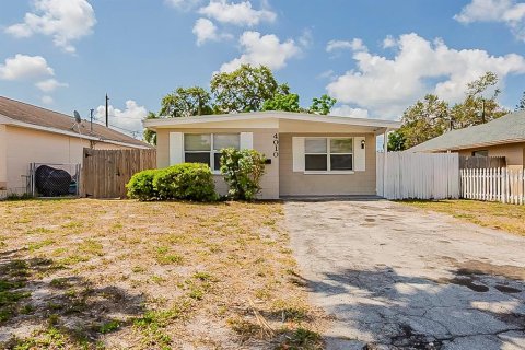 House in Saint Petersburg, Florida 3 bedrooms, 93.09 sq.m. № 1677571 - photo 1
