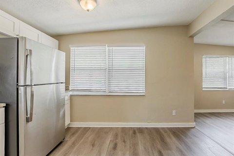 House in Saint Petersburg, Florida 3 bedrooms, 93.09 sq.m. № 1677571 - photo 3