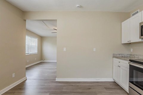 House in Saint Petersburg, Florida 3 bedrooms, 93.09 sq.m. № 1677571 - photo 5