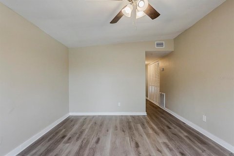 House in Saint Petersburg, Florida 3 bedrooms, 93.09 sq.m. № 1677571 - photo 6