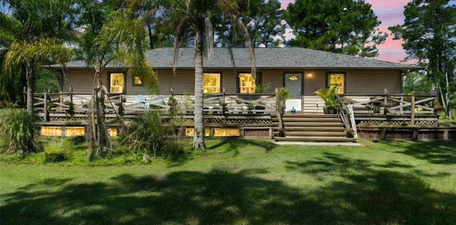 House in DeLand, Florida 3 bedrooms, 167.22 sq.m. № 1894557