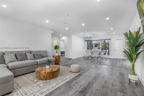 Casa en venta en Hollywood, Florida, 2 dormitorios, 130.53 m2 № 1945964 - foto 1